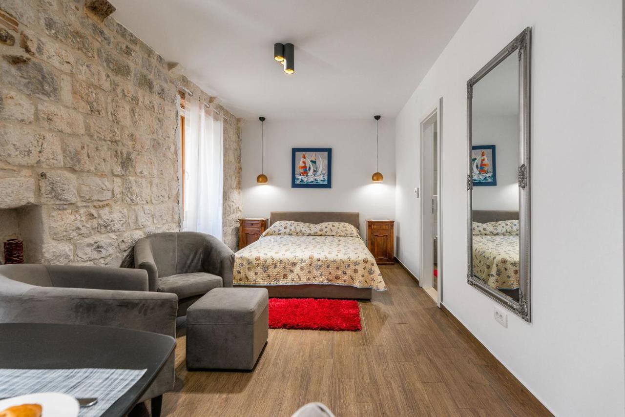 Vintage House Al Pozzo Aparthotel Hvar Town Bagian luar foto